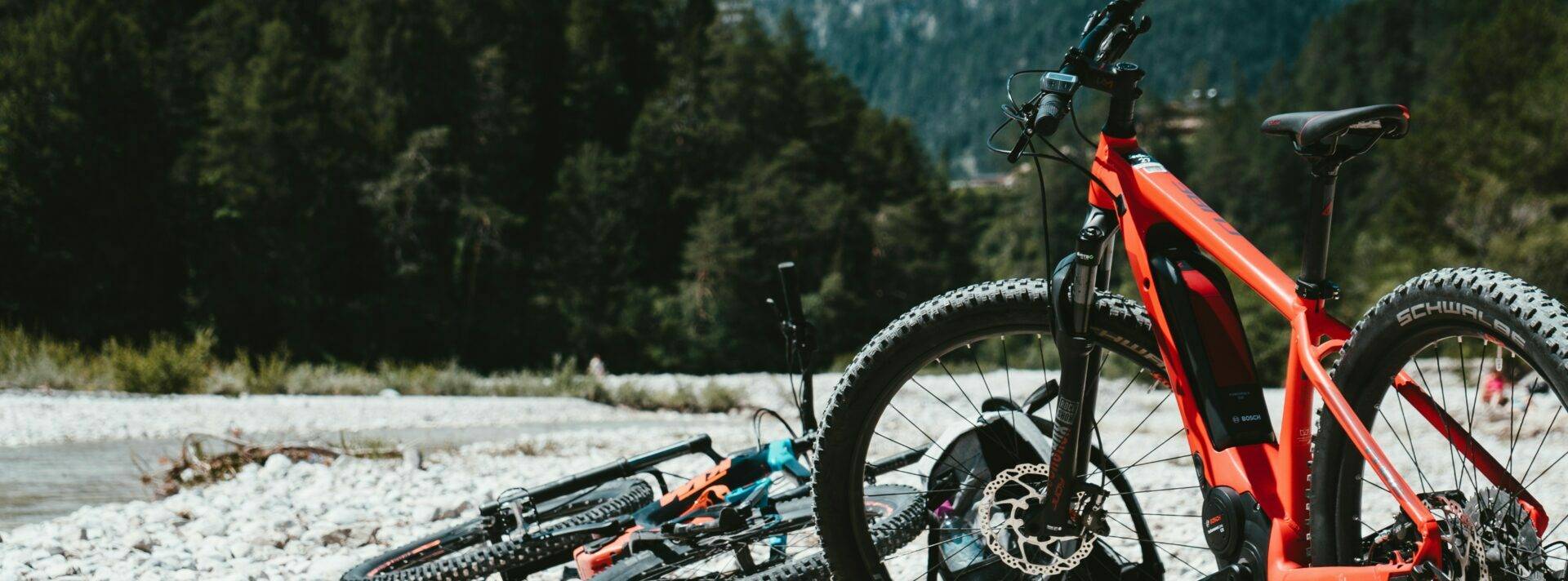 Fahrräder an einem Flussbett in den Dolomiten Südtirol